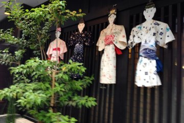 Ces personnages en kimono étaient présents devant de nombreuses devantures