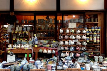 Une boutique de céramique
