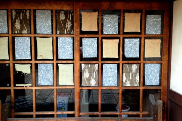 Des rectangles de papier japonais ajoutent du charme à ces portes coulissantes