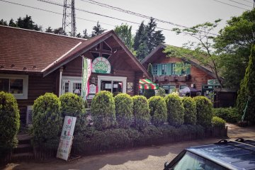 Bagian depan toko, dilihat dari jalan raya 