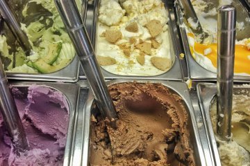 Es krim alpukat dengan potongan alpukat di dalamnya