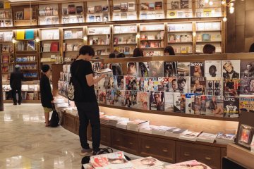 Rak tempat majalah
