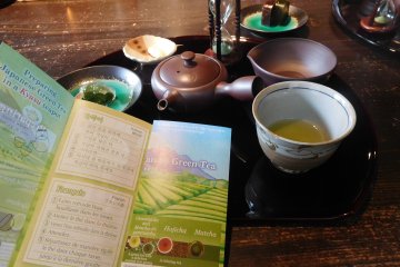 Dégustation de thé avec sucrerie traditionnel au salon de thé Shintyoku Sabo