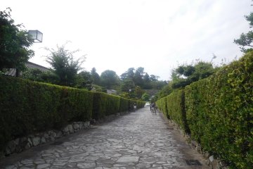 Allée bordée de maisons traditionnelles de samouraï