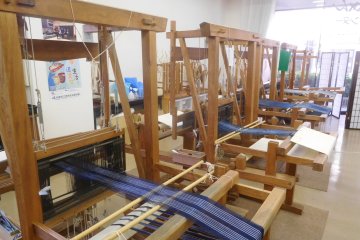 Métier à tisser traditionnel pour fabriquer le coton couleur indigo de la région