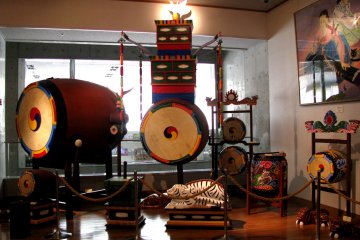 The instruments of Korea and a painting of musicians