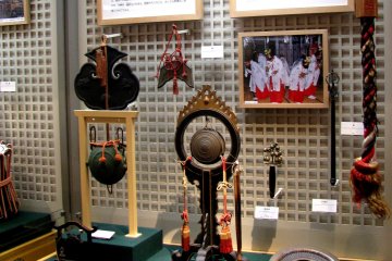 A display of instruments comes with information and headphones to listen the sounds of instruments