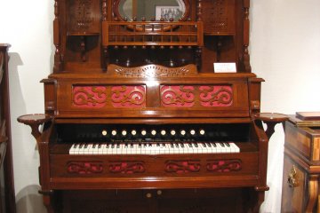 Vintage harmonium