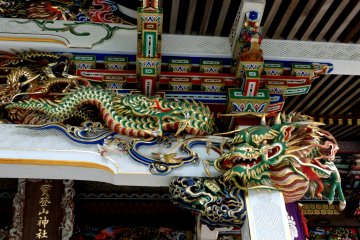 Wealth of decoration under the eaves of the main hall