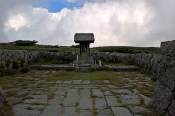 The obligatory shrine at the top, this one has a verl large setting