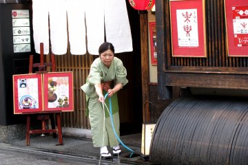 Bersih-bersih di pagi hari di Kyoto