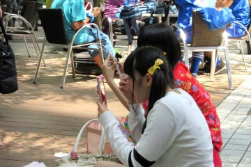 Beberapa fans dari girl band berkumpul di Tokyo Dome City