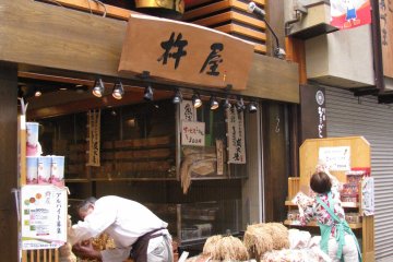Bersiap di pagi hari di Asakusa