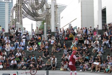 Pertunjukan jalanan di Yokohama