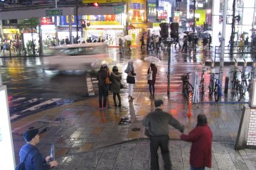 Hujan di malam hari di Tokyo