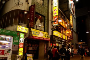 Hay muchas tiendas y puestos, aquella máquina de bebidas es muy común en Japón, las encuentras en avenidas y hasta en calles residenciales.