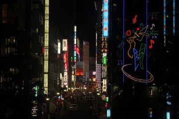 Una de las esquinas más famosas en Shinjuku, el edificio decorado con notas de música es uno de los lugares más populares de Karaoke en Tokio.