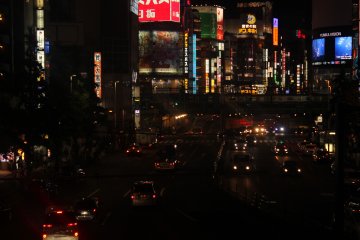 Una de las avenidas más concurridas en Shinjuku.