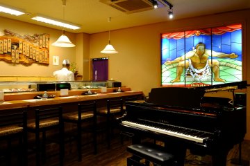 Grand piano dan sushi bar