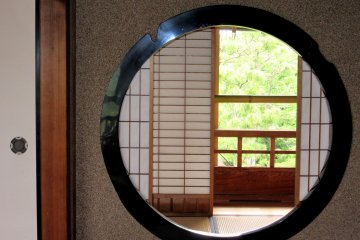 Traditional round window
