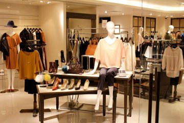 女士服装店位于地下1层