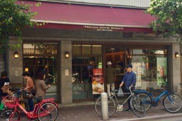 Ueshima Coffee is written only in kanji, so look out for the ''Precious coffee moments'' 