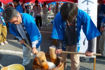 Try some freshly pounded mochi (rice cakes)