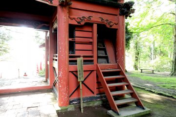 Way inside the gate