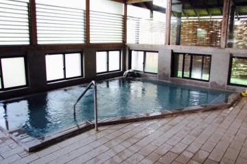 The indoor bathhouse at Biwa no Yu
