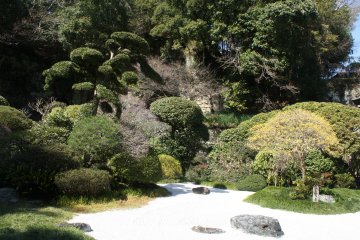 Selain taman bambu, ada juga taman zen khas Jepang