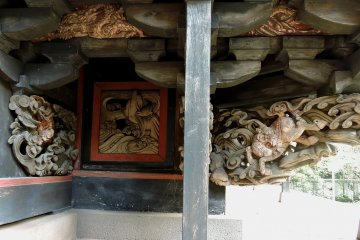 There are more dragons at the base of the hall
