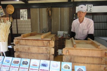 That man kindly explained about the traditional Narai treats he made