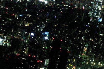 Pemandangan Tokyo Tower yang terlihat "kecil"
