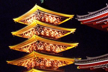 Cerahnya iluminasi di pagoda
