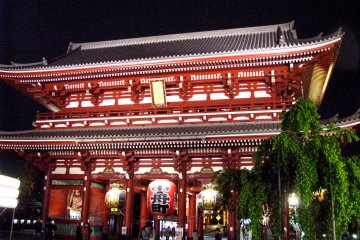 Asakusa nampak lebih menakjubkan saat malam dari pada di siang hari