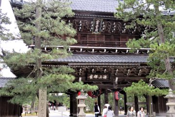 The first thing you see, as you approach from Chaya Street, is the temple gate, the biggest in the Tango area