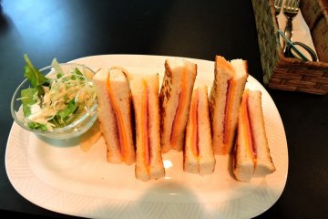 Toasted sandwiches with ham and cheese