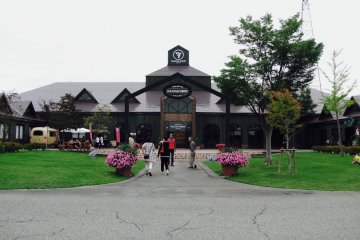 Pretty flowers and a gorgeous lawn await you at the winery