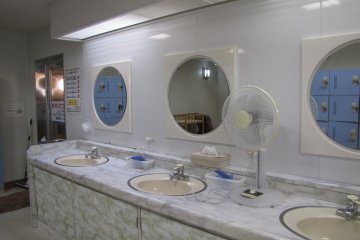 The spacious bathroom in the women's onsen