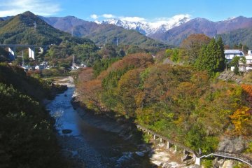 Sungai Tonegawa, jurang Suwakyo dan puncak Tanigawadake dari jembatan bungee
