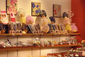 Di Kyoto, Anda bisa membeli kipas Jepang yang cantik