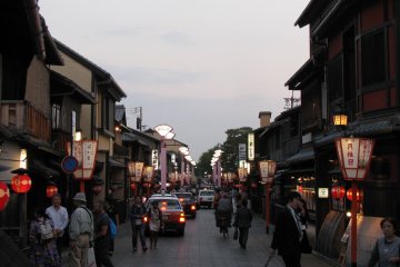 Jalan Hanami pada malam hari yang mulai sibuk