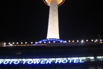 Kyoto Tower menawarkan dek observasi dan toko oleh-oleh