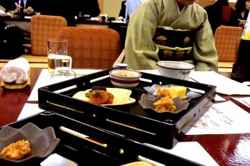 Nous avons été accueillis par la Okami-san (propriétaire) du restaurant