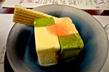 Glace à la vanille et matcha, avec en arrière plan le menu calligraphié à la main
