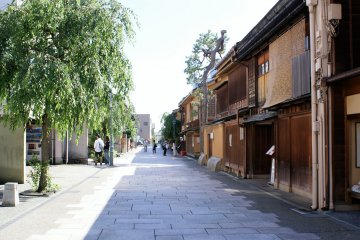 Myoryu-ji is just a short walk from Kanazawa's Nishi-Chaya district