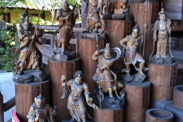 <p>Des dieux en col&egrave;re sur le c&ocirc;t&eacute; du temple</p>
