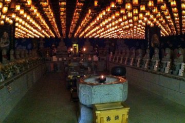 <p>Il y a un mausol&eacute;e plut&ocirc;t effrayant sous l'un des b&acirc;timents du temple<br />
&nbsp;</p>
