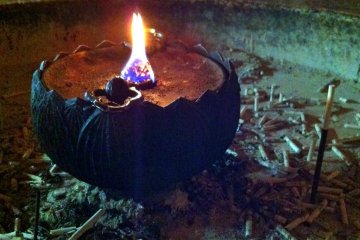<p>Des encens br&ucirc;lent &eacute;ternellement</p>
