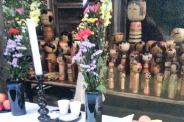 An offering to the kokeshi